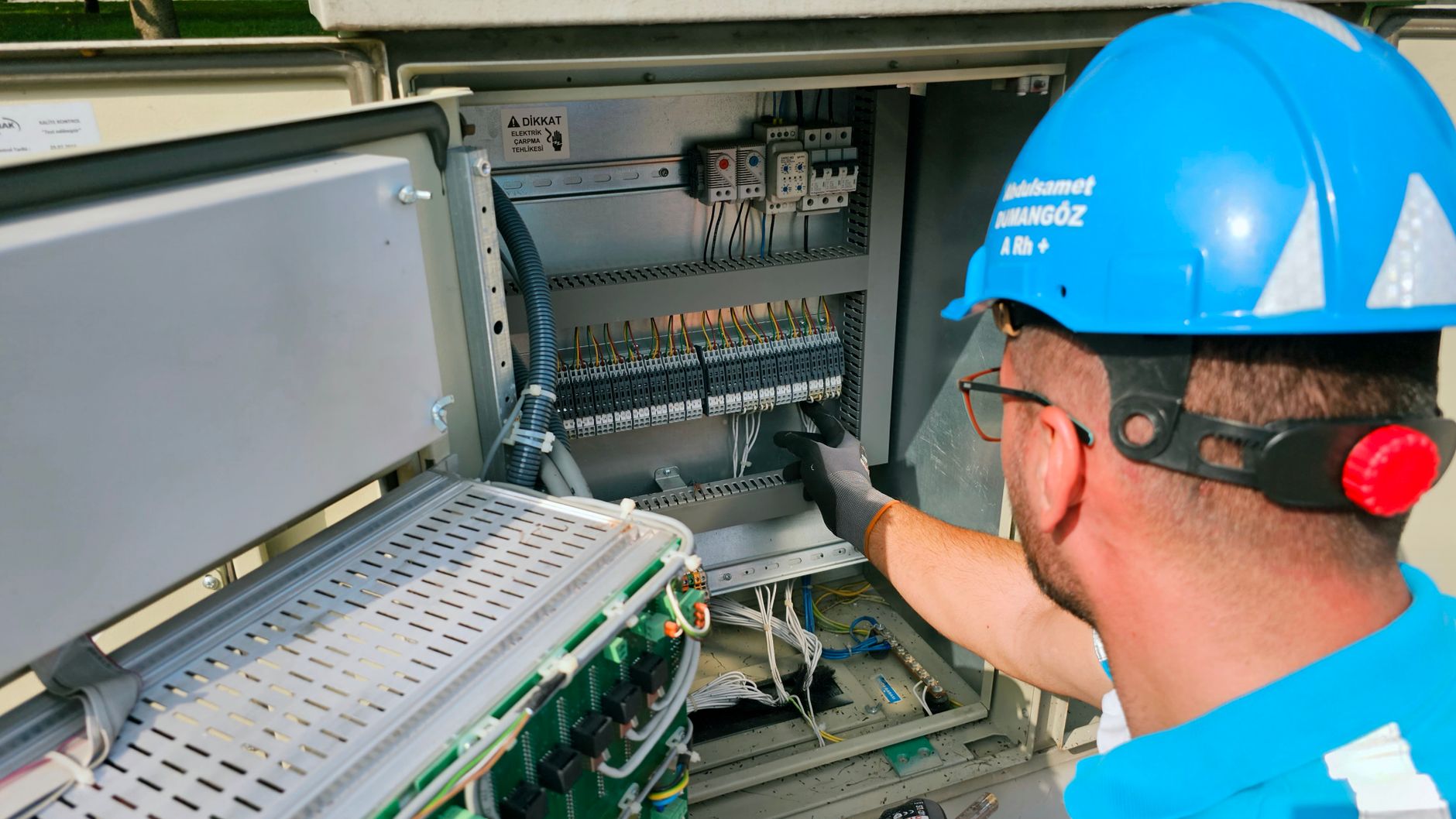 Électricien au travail — site internet Électricien